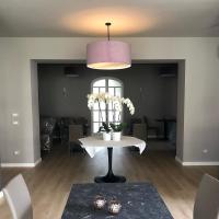 NarzoleにあるVILLA BERNASCONIのダイニングルーム(花のテーブル付)