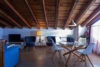 A television and/or entertainment centre at Apartamentos Top Medieval