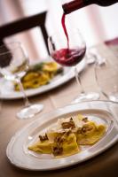 un plato de comida y una copa de vino en una mesa en Hotel Fabbrini, en Abbadia San Salvatore