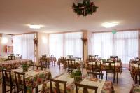 Un comedor con mesas y sillas y una lámpara de araña. en Hotel Fabbrini, en Abbadia San Salvatore