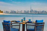 uma mesa com duas cadeiras com vista para a cidade em Anantara World Islands Dubai Resort no Dubai