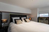 Una cama o camas en una habitaci&oacute;n de GlamappartSpa Prestige New-York exp&eacute;rience