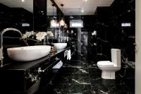 Kúpeľňa v ubytovaní Maison Downtown Luxury Apartments!