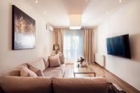 Televízia a/alebo spoločenská miestnosť v ubytovaní Maison Downtown Luxury Apartments!