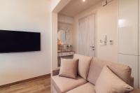 Televízia a/alebo spoločenská miestnosť v ubytovaní Maison Downtown Luxury Apartments!