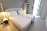 Łóżko lub łóżka w pokoju w obiekcie Cadorna Luxury Hotel