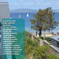 a sign with a view of the ocean and a tree at Le charmant des Sables Blancs in Douarnenez