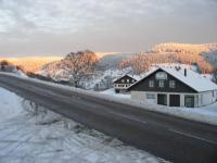 una casa al lado de un camino en la nieve en Les Chantenées, en La Bresse