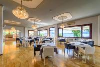 une salle à manger avec tables, chaises et fenêtres dans l'établissement Hotel Villa Paradiso, à Arona