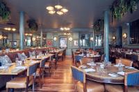 Un comedor con mesas largas y sillas. en Hotel du Vin Henley, en Henley on Thames