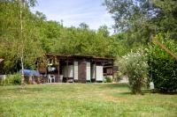 a small cottage in the middle of a yard at pipowagen Blagour midden in de natuur in Lachapelle-Auzac