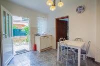 Kuchyň nebo kuchyňský kout v ubytování Apartment CRES 4249-2