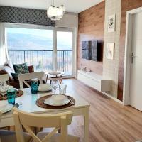 Televízia a/alebo spoločenská miestnosť v ubytovaní Apartament Szyszka Izerski Resort - strefa z sauną