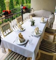 Borovik في Novosilki: طاولة بيضاء مع أطباق من الطعام على شرفة