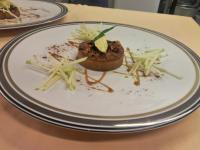 een bord met een stuk eten op een tafel bij L'auberge Du Cochon D'or in Beuzeville