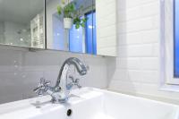 A bathroom at Del Parque Flats Especerias Balcony
