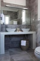 Kúpeľňa v ubytovaní Amperian Mykonos Suites & Villas