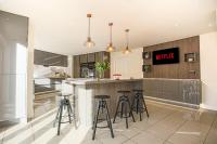Luxury 5 Bedroom House Bicester Village Central Location - Housity