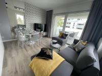 Televízia a/alebo spoločenská miestnosť v ubytovaní Całkowicie nowy Apartament przy plaży