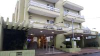 un edificio de hotel con una señal de hotel delante en Hotel das Acacias, en São Sebastião do Paraíso