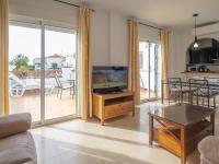 Televízia a/alebo spoločenská miestnosť v ubytovaní Apartamentos Chimenea