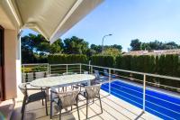 Bazén v ubytování Soleado chalet con Piscina, WIFI y A/C nebo v jeho okolí