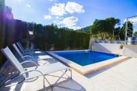 Bazén v ubytování Soleado chalet con Piscina, WIFI y A/C nebo v jeho okolí