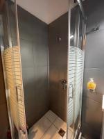 Kúpeľňa v ubytovaní AVR Airport Deluxe Suites 4 AIRPORT FREE SHUTLE