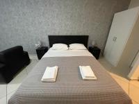 Posteľ alebo postele v izbe v ubytovaní AVR Airport Deluxe Suites 4 AIRPORT FREE SHUTLE