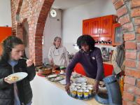 un grupo de personas en una cocina preparando comida en HoneyMoonnaka Guest House Nubian ( بيت هانى ), en Asuán