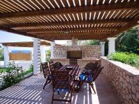 Patio alebo iná vonkajšia časť ubytovania Villa Anna Maria Rock Beach Pure Luxury