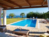 Bazén v ubytovaní Villa Anna Maria Rock Beach Pure Luxury alebo v jeho blízkosti
