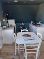 cocina con mesa blanca y sillas blancas en CHARMANT APPARTEMENT à 150 M des THERMES et du CENTRE VILLE, en Thonon-les-Bains