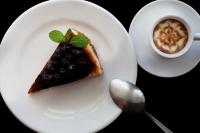 un plato con un trozo de pastel y una taza de café en Novotel Sao Jose dos Campos, en São José dos Campos