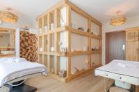 Hotel Szlak Bursztynowyにあるベッド