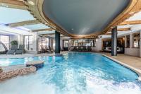 Bazén v ubytovaní Tevini Dolomites Charming Hotel alebo v jeho blízkosti