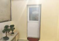 eine weiße Tür in einem Zimmer mit zwei Topfpflanzen in der Unterkunft PICO STUDIOS in Choisy-le-Roi