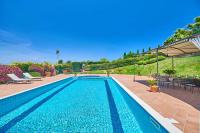 Basen w obiekcie Villa Dinira lub w pobliżu