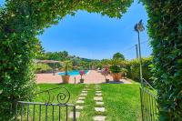 Basen w obiekcie Villa Dinira lub w pobliżu