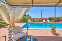 Basen w obiekcie Villa Dinira lub w pobliżu