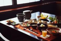 Jídlo v ryokanu nebo okolí