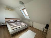 Posteľ alebo postele v izbe v ubytovaní Hellasz Apartman
