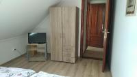 Televízia a/alebo spoločenská miestnosť v ubytovaní Hellasz Apartman