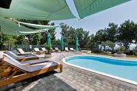 Bazén v ubytovaní Beach Apartments in Stobrec alebo v jeho blízkosti