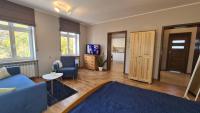 Televízia a/alebo spoločenská miestnosť v ubytovaní Apartament Parkowy Piątka
