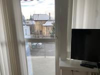 Televízia a/alebo spoločenská miestnosť v ubytovaní Zimmer & Appartements am Schloßplatz