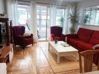 A seating area at Casa Porto, con Garaje