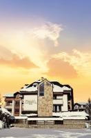 un edificio con nieve encima en Hotel FAMIL - adults only, en Bansko