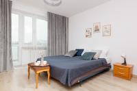 Posteľ alebo postele v izbe v ubytovaní Duplex Apartment near the Airport by Noclegi Renters