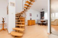 Posedenie v ubytovaní Duplex Apartment near the Airport by Noclegi Renters